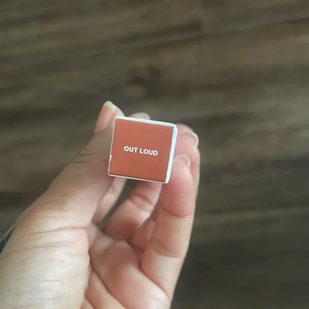 long-wearing, transfer-resistant, vegan lipstick,  teardrop-shaped tip